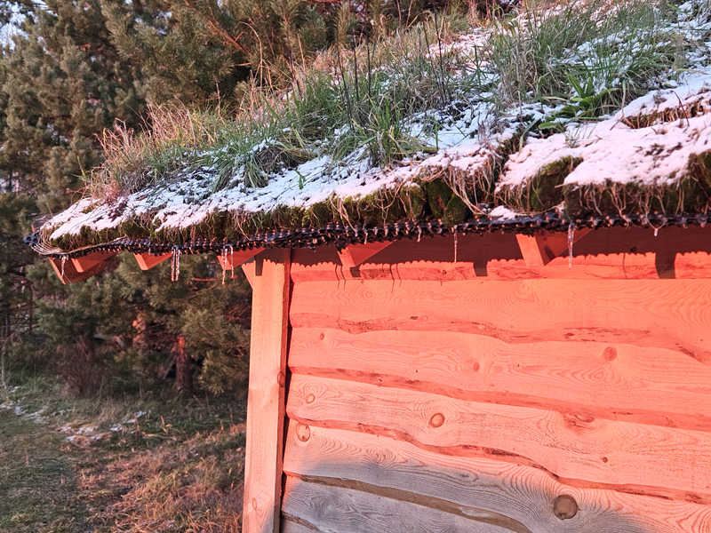 Omulīgas pirts projekts "Mētra" - uzbūvētā ēka ziemā, ar lāstekām