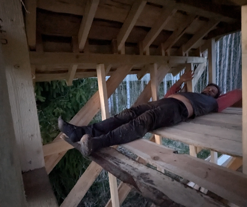 Palīgēkas projekts "Bāze diviem" - uzbūvētās ēkas fotoattēli