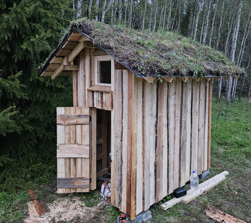 Palīgēkas projekts "Bāze diviem" - uzbūvētās ēkas fotoattēli