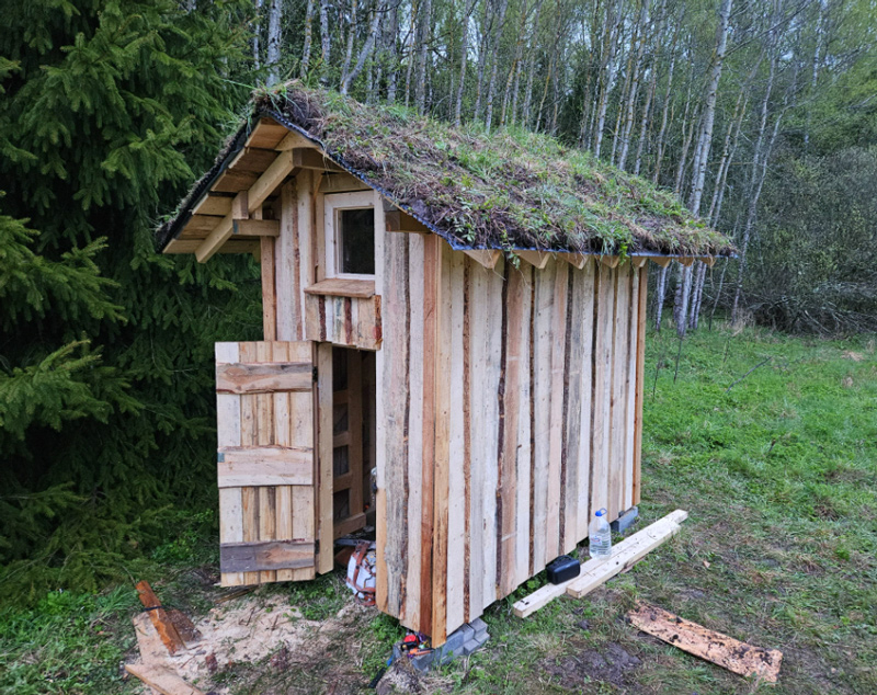 Palīgēkas projekts "Bāze diviem" - uzbūvētās ēkas fotoattēli