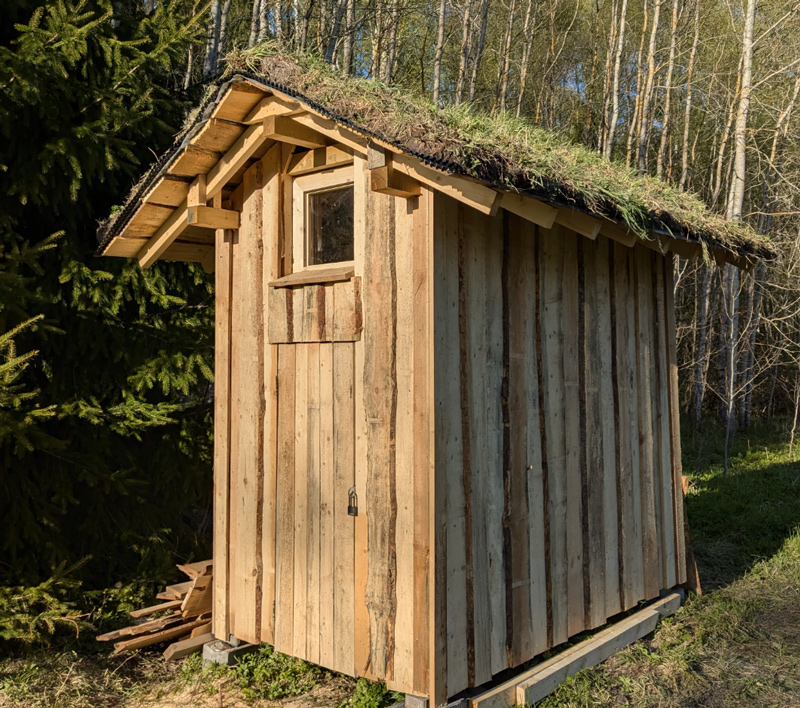 Palīgēkas projekts "Bāze diviem" - uzbūvētās ēkas fotoattēli