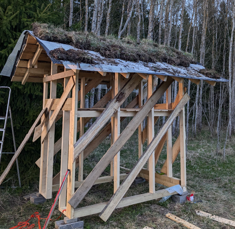 Palīgēkas projekts "Bāze diviem" - uzbūvētās ēkas fotoattēli